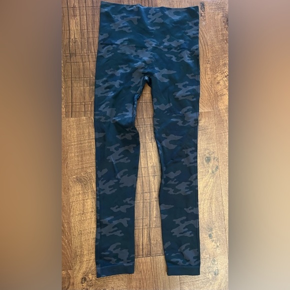 SPANX womens leggings sz medium camo - Picture 1 of 5